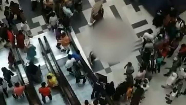 বসুন্ধরা সিটি শপিং মলের ৭ তলা থেকে লাফ দিয়ে যুবকের মৃত্যু