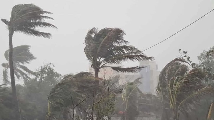 আজ দুপুরের মধ্যে দেশের তিন জেলায় ৬০ কিলোমিটার বেগে ঝড়ের পূর্বাভাস 