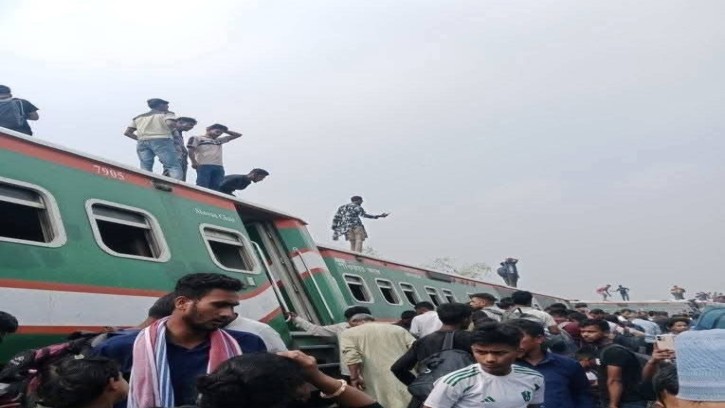 বগুড়ার সান্তাহারে নীলসাগর এক্সপ্রেস লাইনচ্যুত, ঢাকার সঙ্গে উত্তরবঙ্গের রেল যোগাযোগ বন্ধ