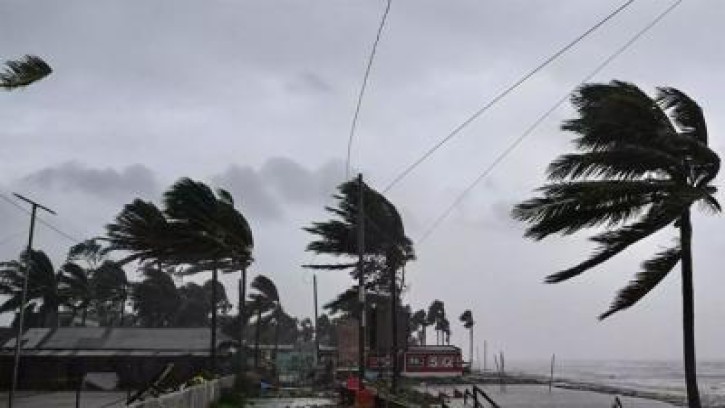 আজ রাতেই ঝড়ের পূর্বাভাস, ১১ অঞ্চলের নদীবন্দরে ২ নম্বর সতর্ক সংকেত