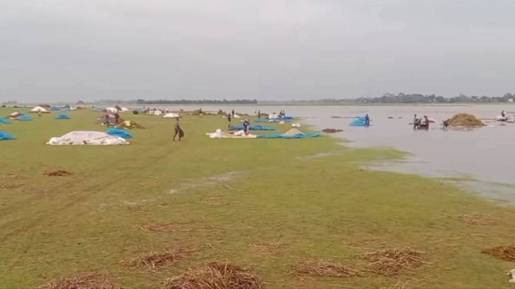 টানা বৃষ্টি, বজ্রপাত, বন্যার আশঙ্কায় সুনামগঞ্জের বাসিন্দারা