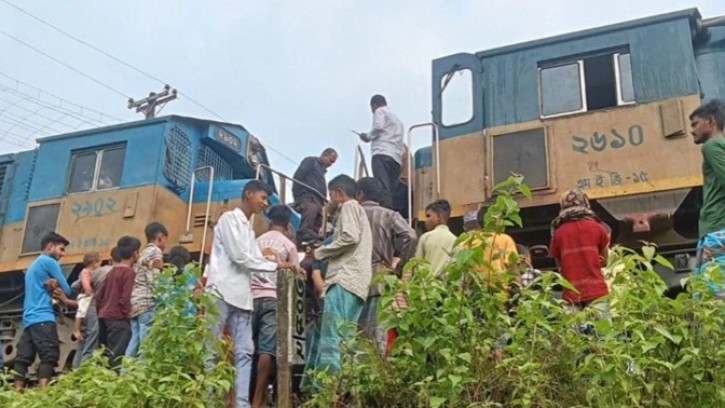 জরাজীর্ণ সিলেট-আখাউড়া রেলপথে বাড়ছে আতঙ্ক: দুর্ঘটনা ও বিকল ইঞ্জিনে চরম দুর্ভোগে যাত্রীরা