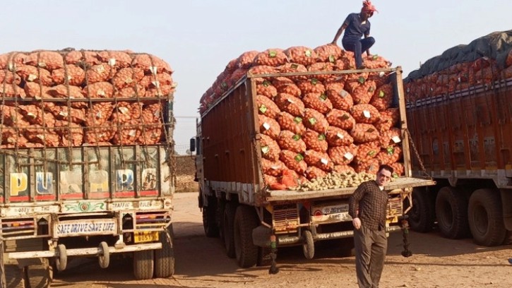 ঈদের আগে হিলিতে শুরু হলো আলু আমদানি