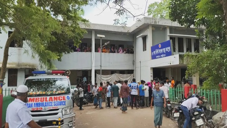 লক্ষ্মীপুরে তিন মেয়েসহ মাকে কুপিয়ে হত্যা, অভিযুক্ত যুবক গণপিটুনিতে নিহত