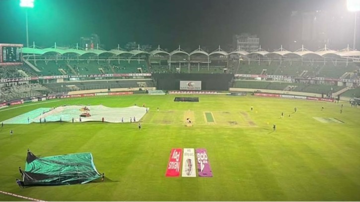 ৩২ ওভারে বাংলাদেশের নতুন টার্গেট ২৪৩ 