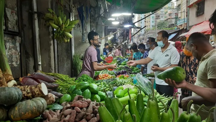  বৃষ্টি ও তেলের দামের প্রভাব পড়েছে বাজারে