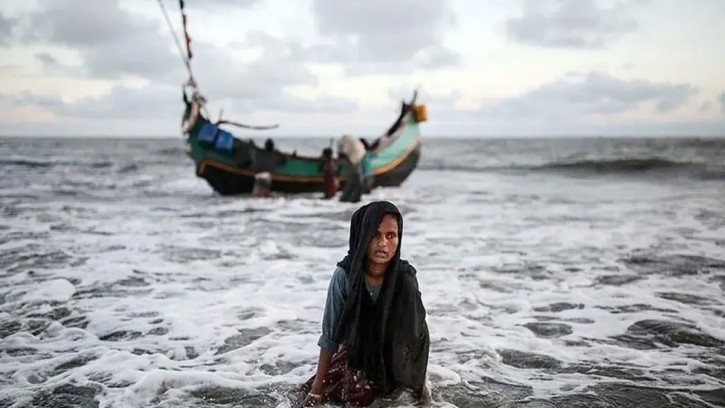 বঙ্গোপসাগরের মিয়ানমার উপকূলে ২ নৌকাডুবি : ৫৩০ রোহিঙ্গা নিহত
