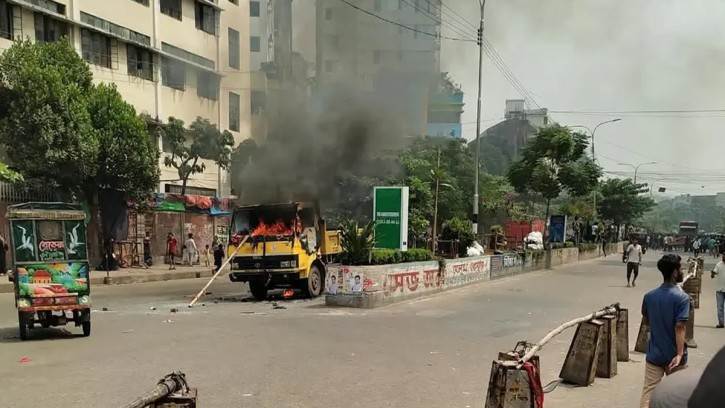 মিরপুরে ফুটপাত উচ্ছেদ অভিযানে সংঘর্ষ, সিটি করপোরেশনের গাড়িতে আগুন