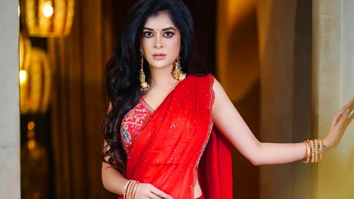 একই জায়গায় আটকে থাকতে চাই না : মধুমিতা