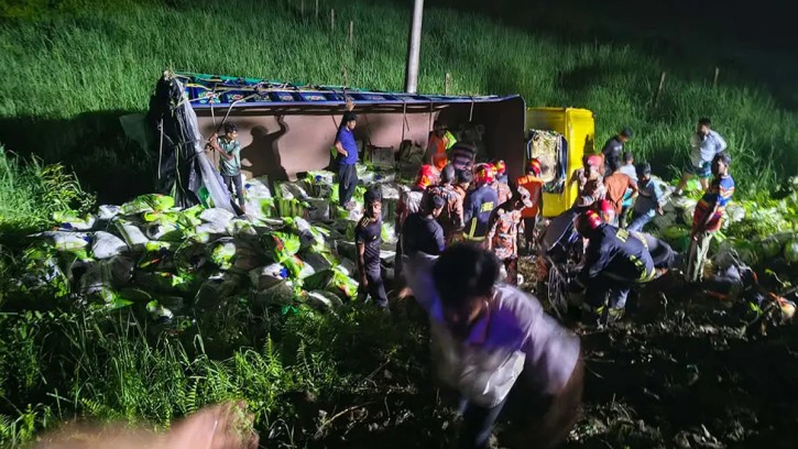 দাউদকান্দিতে চালবোঝাই ট্রাক উল্টে নিহত ৭