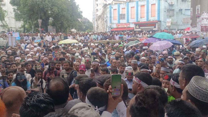 শিক্ষা জাতীয়করণের দাবিতে সমাবেশ, যানজটে ভোগান্তি