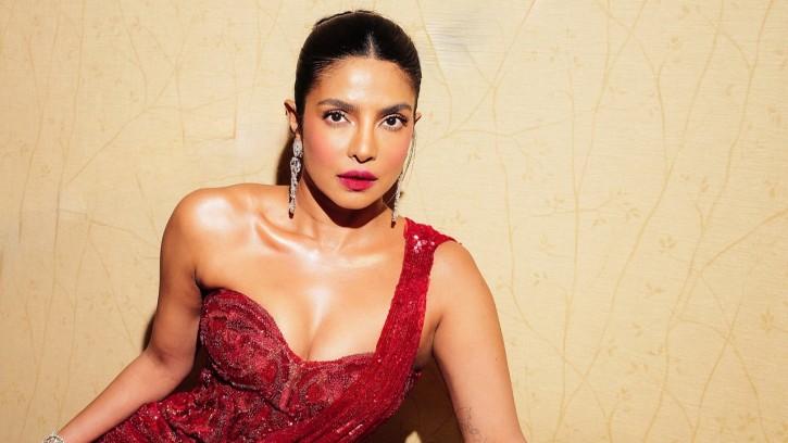 নতুন লুকে ঝড় ‍তুললেন প্রিয়াঙ্কা 