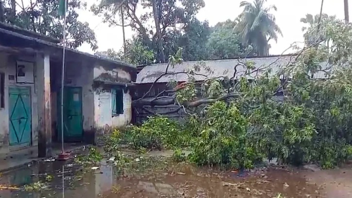 তিন দিন ধরে বিদ্যুৎ-মোবাইল নেটওয়ার্ক বিচ্ছিন্ন, ভোগান্তিতে শাল্লার মানুষ