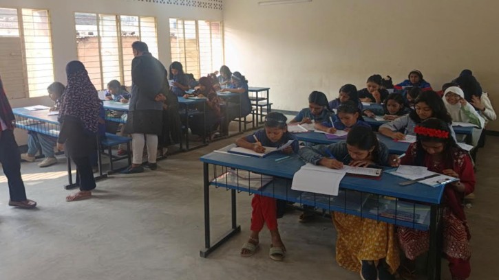 শিক্ষকরা কর্মবিরতিতে, পরীক্ষা নিচ্ছেন অভিভাবকরা