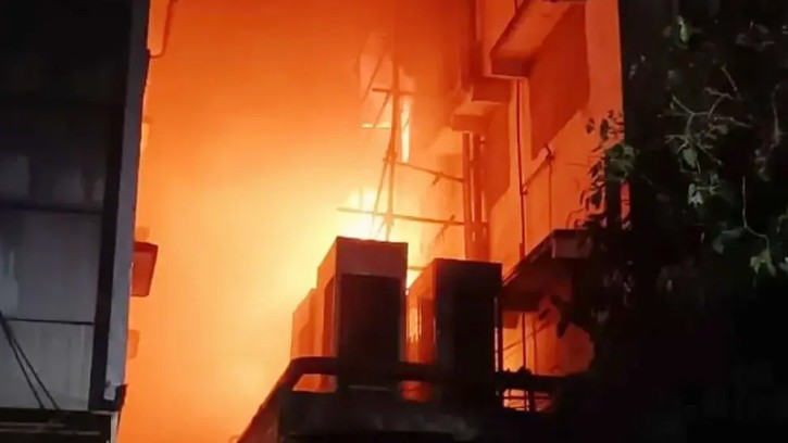 কলকাতায় আবাসিক হোটেলে আগুনে ৯ মৃত্যু, ৮ জনই বাংলাদেশি 