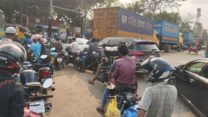 বিধিনিষেধ উঠলেও চাহিদা অনুযায়ী মিলছে না জ্বালানি, দীর্ঘ লাইন