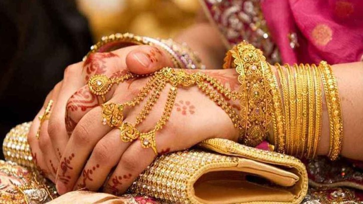 দেশের বাজারে স্বর্ণের দামে বড় পতন, ভরিতে কমল ৪৪৩২ টাকা