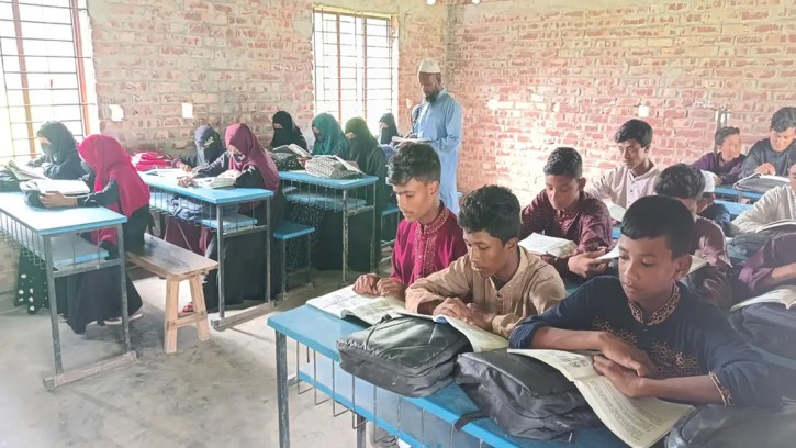 ২৬ বছর ধরে বিনা বেতনে শিক্ষকতা, তবু এমপিও নেই মাদরাসার