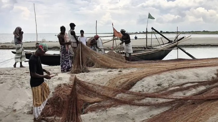 মা ইলিশ রক্ষায় ২২ দিনের নিষেধাজ্ঞা, দুশ্চিন্তায় জেলেরা