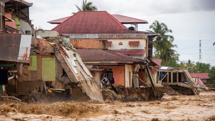 ইন্দোনেশিয়ায় বন্যায় মৃতের সংখ্যা বেড়ে ৬৩১