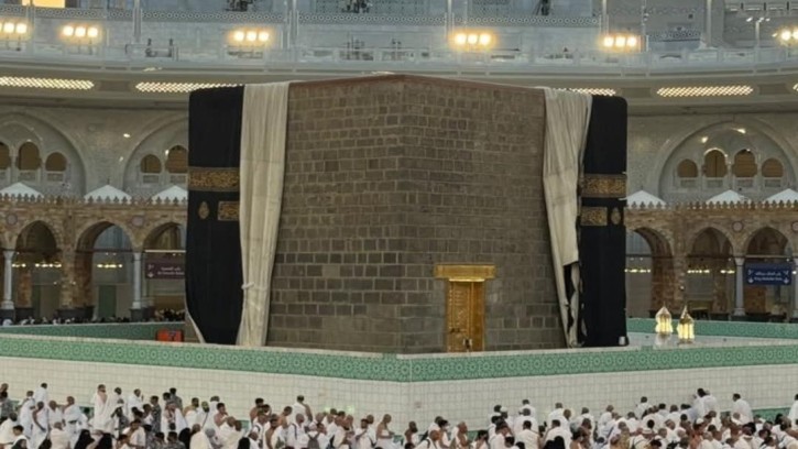 হজ্জকে সামনে রেখে পবিত্র কাবা ঘরের গিলাফ পরিবর্তন, দেখুন গিলাফ ছাড়া কাবা ঘর দেখতে কেমন