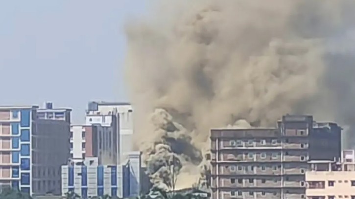 গাজীপুরে ওষুধ কারখানায় আগুন, নিয়ন্ত্রণে কাজ করছে ১৪ ইউনিট