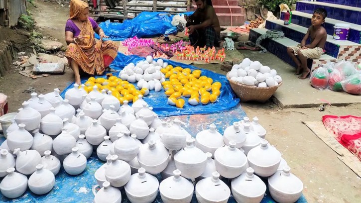 বৈশাখ এলেই প্রাণ ফিরে পায় পালপাড়া, টিকে থাকার লড়াই মৃৎশিল্পে