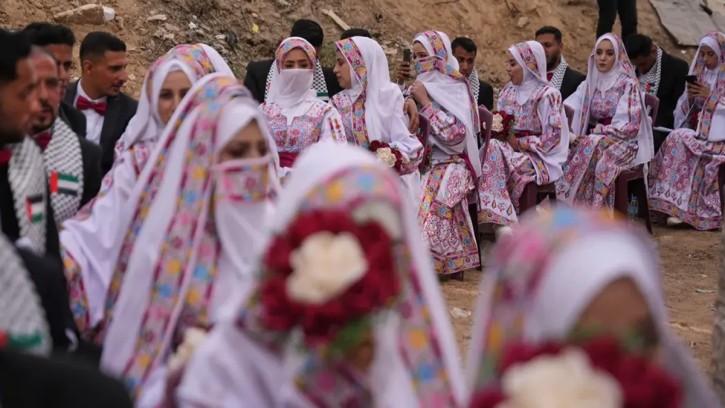 যুদ্ধবিধ্বস্ত গাজায় ধুমধাম করে বিয়ে ৩০০ যুগলের