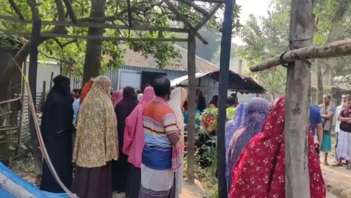 ঘরে ঢুকে ঘুমন্ত বৃদ্ধাকে কুপিয়ে হত্যা, স্ত্রী হাসপাতালে