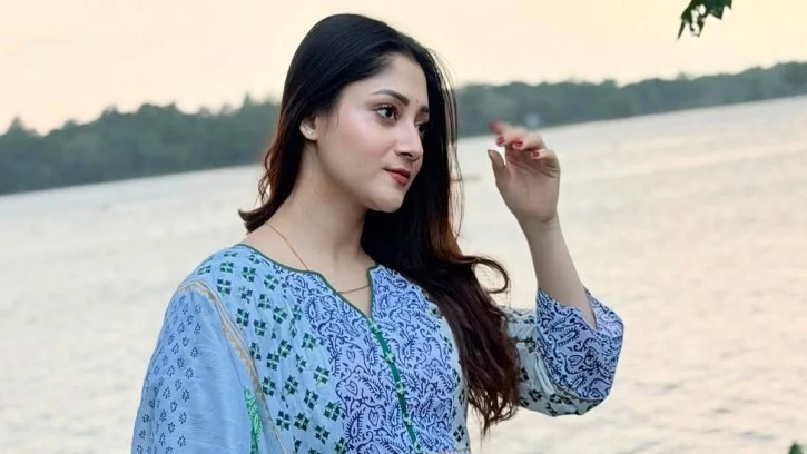 বাগদান গুঞ্জনের মাঝে নতুন ছবি প্রকাশ পূজা চেরির