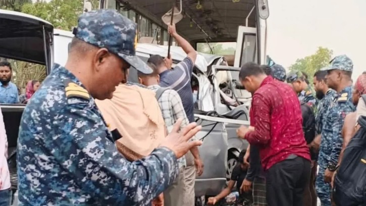 বাগেরহাটে বাস-মাইক্রোবাস সংঘর্ষে নিহত ১২