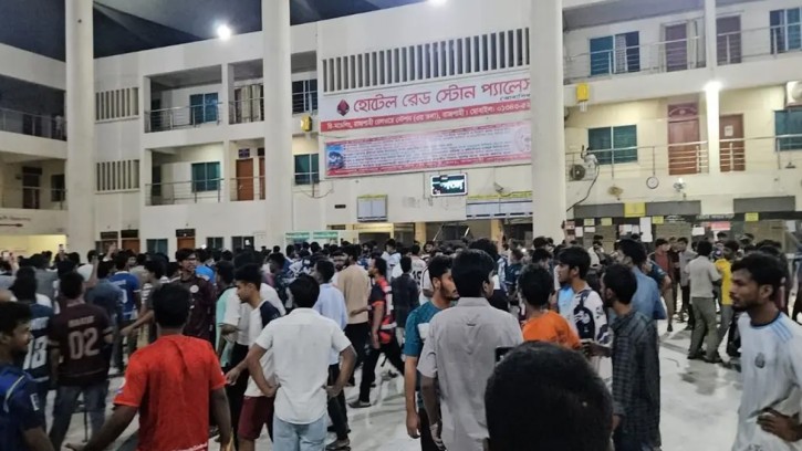 রাবি শিক্ষার্থীকে মারধরের অভিযোগে স্টেশন ঘেরাও, ট্রেনের যাত্রা বাতিল