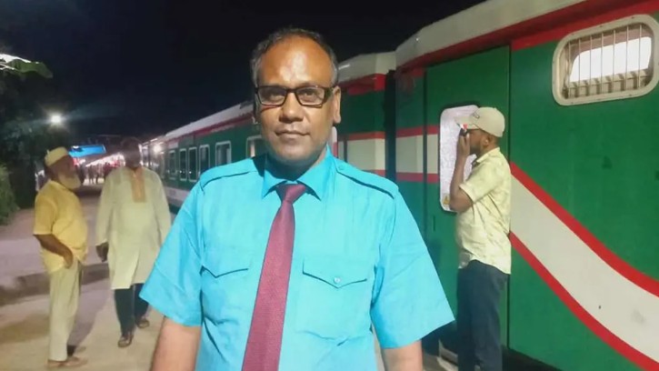 ট্রেনে ফেলে যাওয়া স্বর্ণ-টাকা ফিরিয়ে দিলেন স্টুয়ার্ড গার্ড