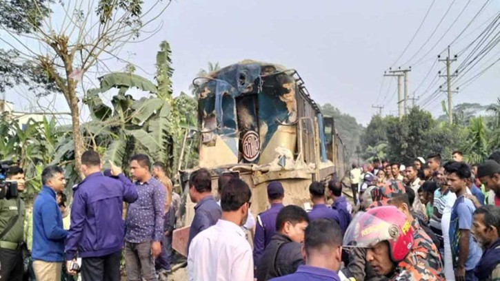  বালুবাহী ট্রাকে ট্রেনের ধাক্কা, নিহত ৪