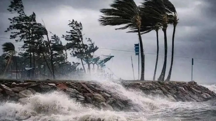 ঝোড়ো হাওয়ার শঙ্কায় দেশের ৮ অঞ্চলের নদীবন্দরে সতর্কতা